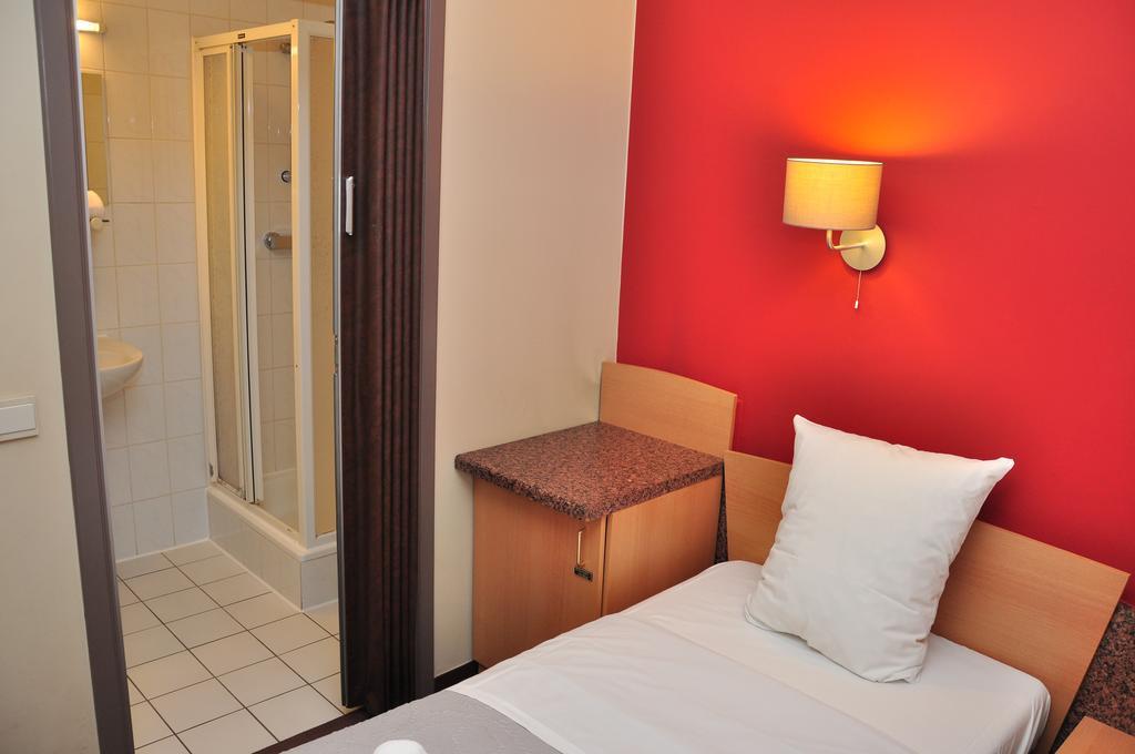 Afrit 28 Hotel Heusden-Zolder Habitación foto
