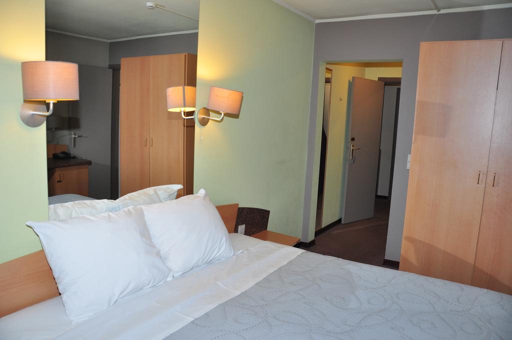 Afrit 28 Hotel Heusden-Zolder Habitación foto