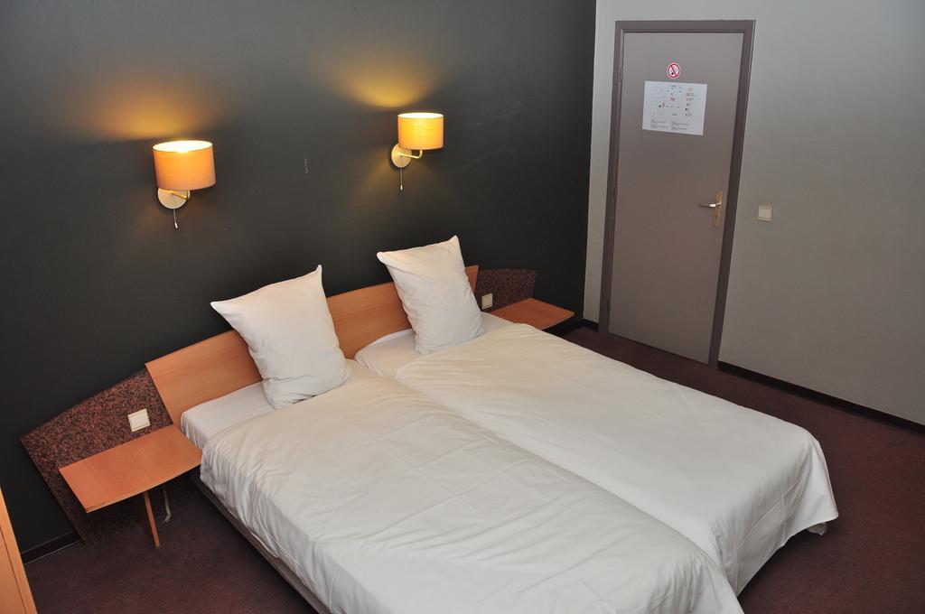 Afrit 28 Hotel Heusden-Zolder Habitación foto